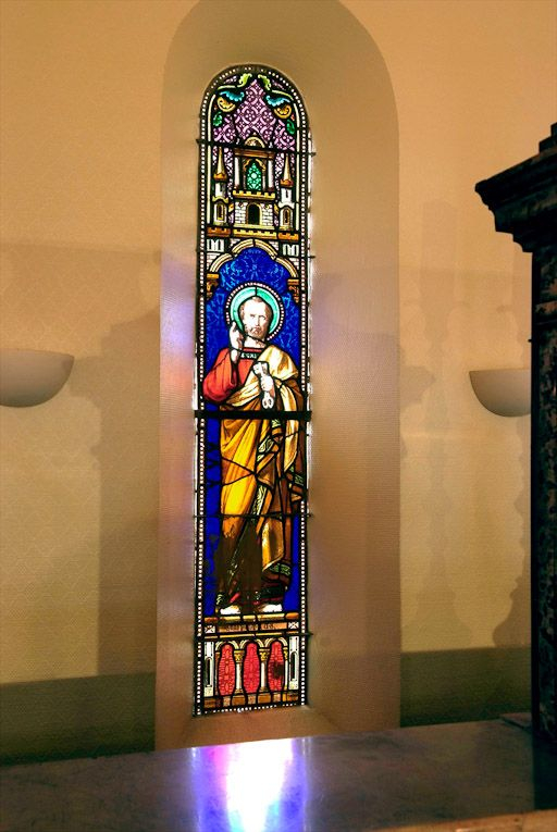 Chapelle, vitrail central : saint Pierre. © Jean-Luc Duthu / Région Bourgogne-Franche-Comté, Inventaire du patrimoine - 2008