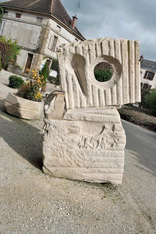 Sculpture évoquant les arts de la table, devant la façade. © Jean-Luc Duthu / Région Bourgogne-Franche-Comté, Inventaire du patrimoine - 2008