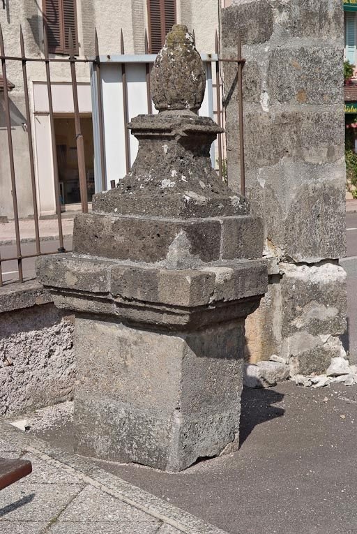Couronnement d'un des piliers du portail. © Pierre-Marie Barbe-Richaud / Région Bourgogne-Franche-Comté, Inventaire du patrimoine - 2008