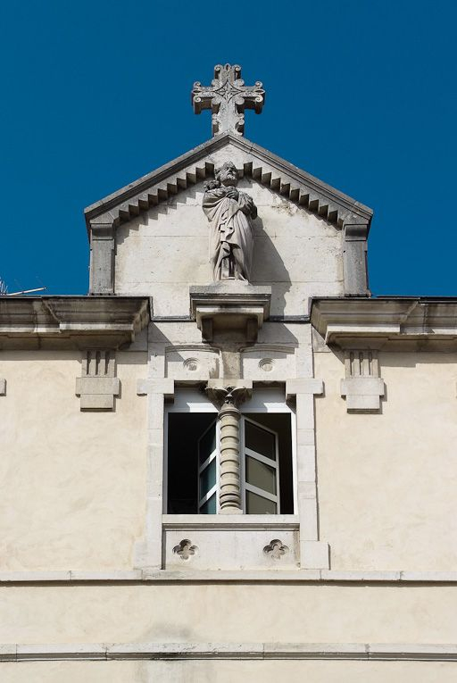 Ancien bâtiment des vieillards, travée centrale : détail de la fenêtre de l'étage et du couronnement. © Pierre-Marie Barbe-Richaud / Région Bourgogne-Franche-Comté, Inventaire du patrimoine - 2008