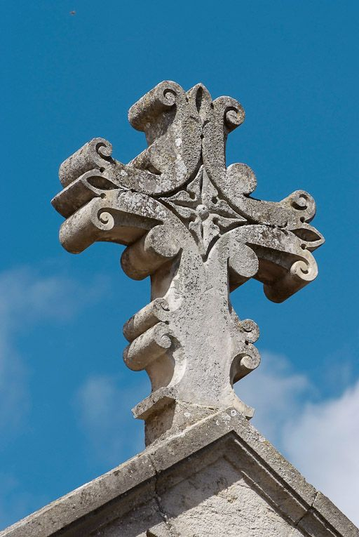 Ancien bâtiment des vieillards, travée centrale : croix du couronnement. © Pierre-Marie Barbe-Richaud / Région Bourgogne-Franche-Comté, Inventaire du patrimoine - 2008