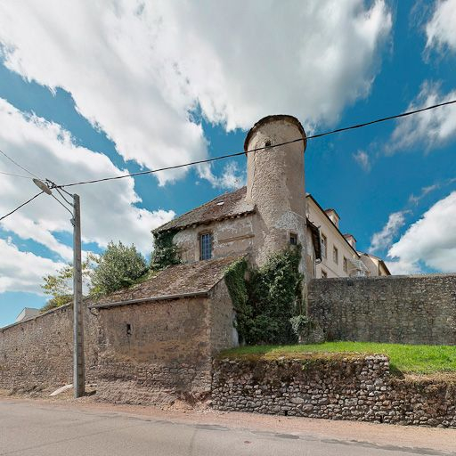 Construction ancienne incluant la tour de Poilbourg. © Pierre-Marie Barbe-Richaud / Région Bourgogne-Franche-Comté, Inventaire du patrimoine - 2008