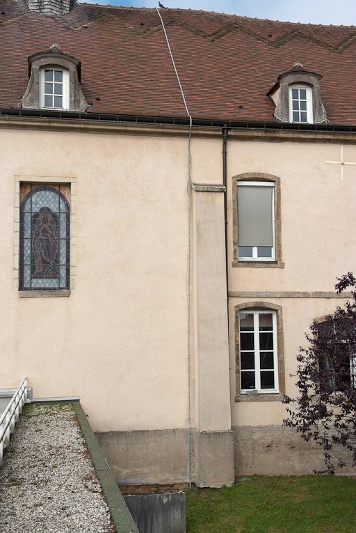 Façade postérieure du bâtiment principal : mur postérieur de la chapelle et contrefort. © Pierre-Marie Barbe-Richaud / Région Bourgogne-Franche-Comté, Inventaire du patrimoine - 2008