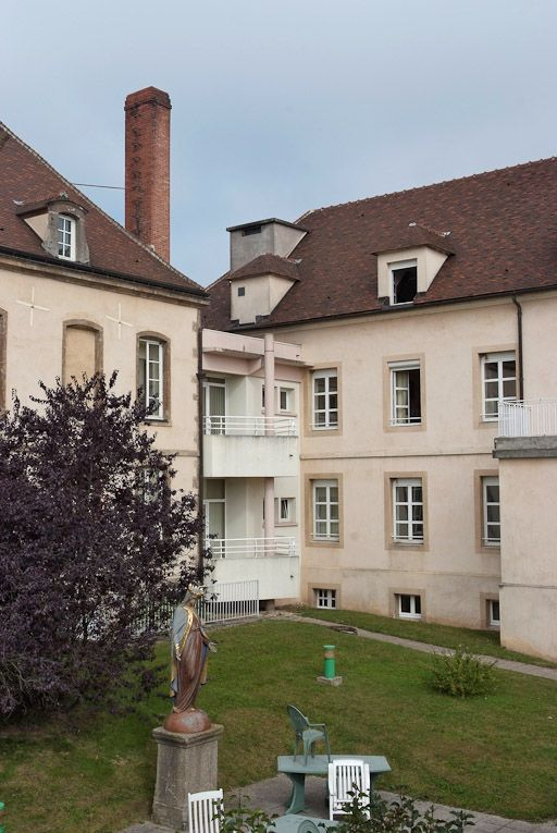 Angle formé par l'ancien hôpital et le nouveau bâtiment nord. © Pierre-Marie Barbe-Richaud / Région Bourgogne-Franche-Comté, Inventaire du patrimoine - 2008