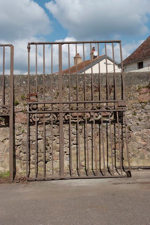 Ancien portail de la cour. © Pierre-Marie Barbe-Richaud / Région Bourgogne-Franche-Comté, Inventaire du patrimoine - 2008