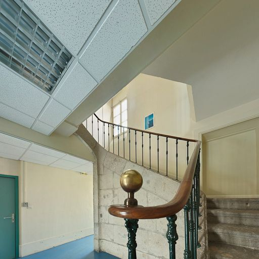 Escalier du vestibule à gauche de la chapelle. © Pierre-Marie Barbe-Richaud / Région Bourgogne-Franche-Comté, Inventaire du patrimoine - 2008