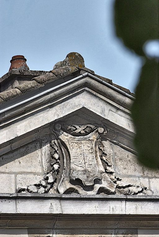 Façade de la pharmacie, détail : armoiries de la ville de Chalon. © Thierry Kuntz / Région Bourgogne-Franche-Comté, Inventaire du patrimoine - 2008
