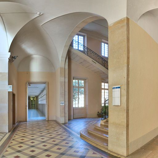 Escalier et couloir central, à droite du vestibule. © Pierre-Marie Barbe-Richaud / Région Bourgogne-Franche-Comté, Inventaire du patrimoine - 2008