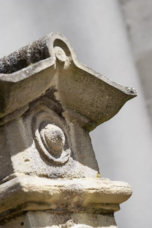 Pilier d'un des portails en vis-à-vis devant la chapelle. © Pierre-Marie Barbe-Richaud / Région Bourgogne-Franche-Comté, Inventaire du patrimoine - 2008