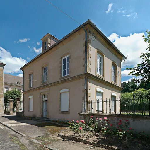 Bâtiment bordant l'allée de la chapelle à droite. © Pierre-Marie Barbe-Richaud / Région Bourgogne-Franche-Comté, Inventaire du patrimoine - 2008