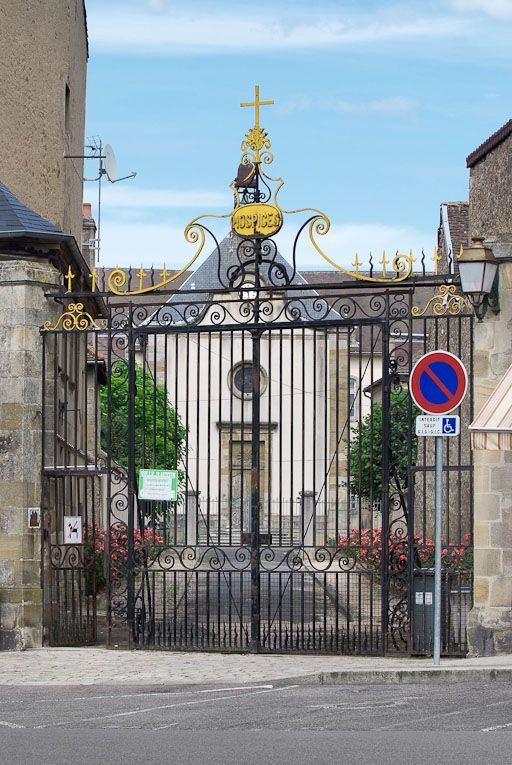Portail en fer forgé dans l'axe de la chapelle. © Pierre-Marie Barbe-Richaud / Région Bourgogne-Franche-Comté, Inventaire du patrimoine - 2008
