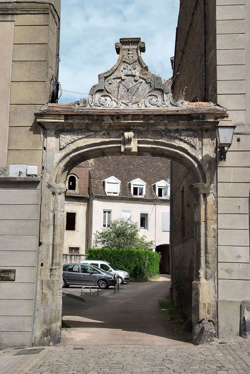 Portail menant à l'ancien couvent des soeurs. © Pierre-Marie Barbe-Richaud / Région Bourgogne-Franche-Comté, Inventaire du patrimoine - 2008