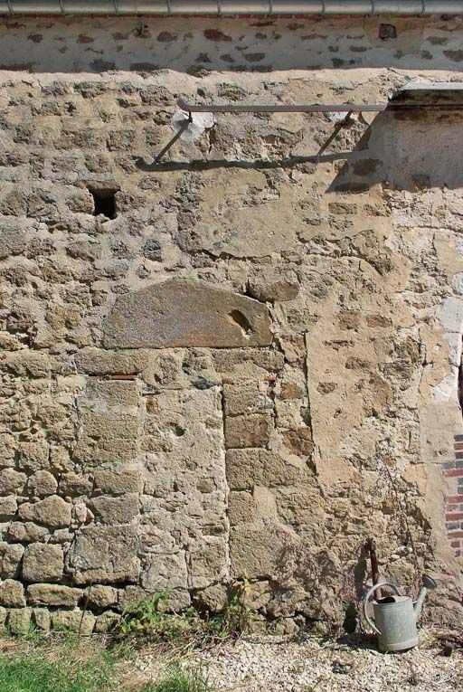 Chapelle : étroite porte murée dans le mur de long-pan sur cour. © Pierre-Marie Barbe-Richaud / Région Bourgogne-Franche-Comté, Inventaire du patrimoine - 2008