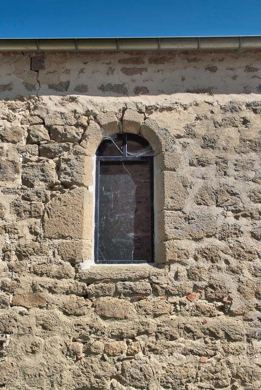 Chapelle : deuxième fenêtre gauche du mur de long-pan sur cour. © Pierre-Marie Barbe-Richaud / Région Bourgogne-Franche-Comté, Inventaire du patrimoine - 2008