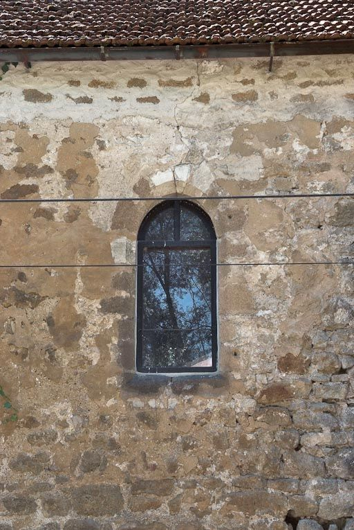 Chapelle : fenêtre en plein-cintre du mur de long-pan sur rue. © Pierre-Marie Barbe-Richaud / Région Bourgogne-Franche-Comté, Inventaire du patrimoine - 2008