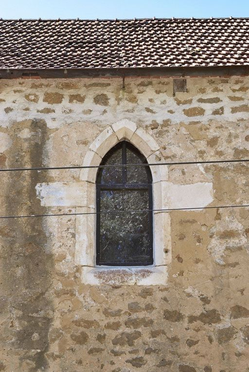Chapelle : fenêtre brisée du mur de long-pan sur rue. © Pierre-Marie Barbe-Richaud / Région Bourgogne-Franche-Comté, Inventaire du patrimoine - 2008
