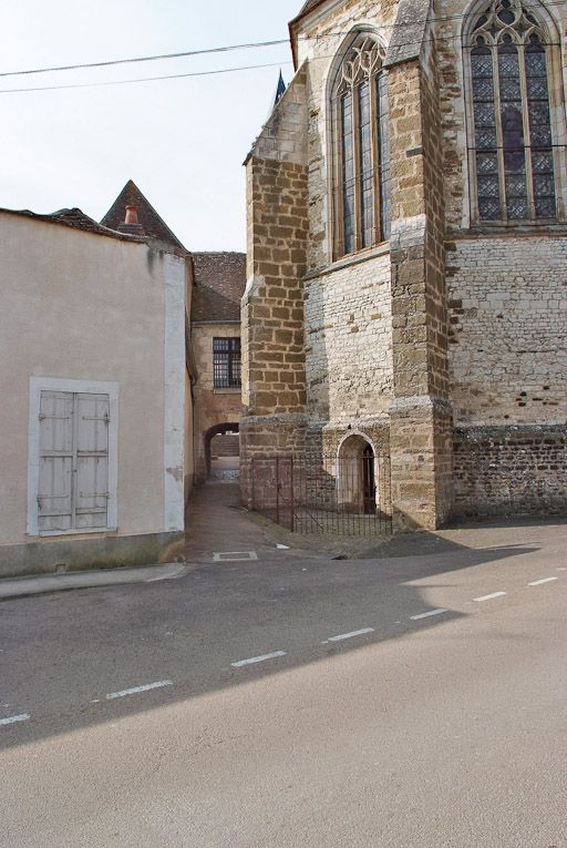 Passage sous le corps de bâtiment reliant l'église et l'ancien hôpital. © Pierre-Marie Barbe-Richaud / Région Bourgogne-Franche-Comté, Inventaire du patrimoine - 2008