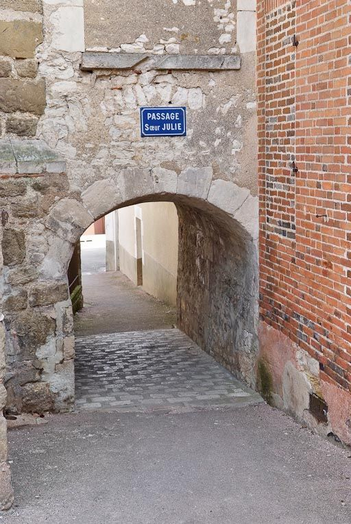 Passage couvert Soeur Julie entre l'église et l'ancien hôpital. © Pierre-Marie Barbe-Richaud / Région Bourgogne-Franche-Comté, Inventaire du patrimoine - 2008