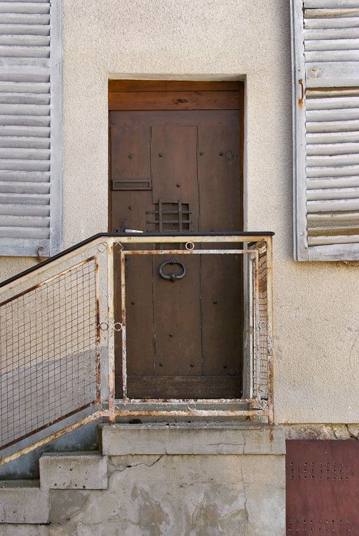 Porte d'origine de l'immeuble nord, remployée sur le bâtiment sud-ouest. © Pierre-Marie Barbe-Richaud / Région Bourgogne-Franche-Comté, Inventaire du patrimoine - 2008