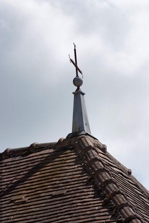 Epi de faîtage surmonté d'une croix. © Pierre-Marie Barbe-Richaud / Région Bourgogne-Franche-Comté, Inventaire du patrimoine - 2008