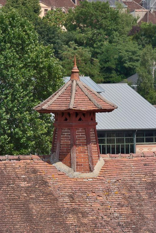 Bâtiment à gauche de l'entrée de la cour : détail de la souche de cheminée de ventilation. © Pierre-Marie Barbe-Richaud / Région Bourgogne-Franche-Comté, Inventaire du patrimoine - 2008