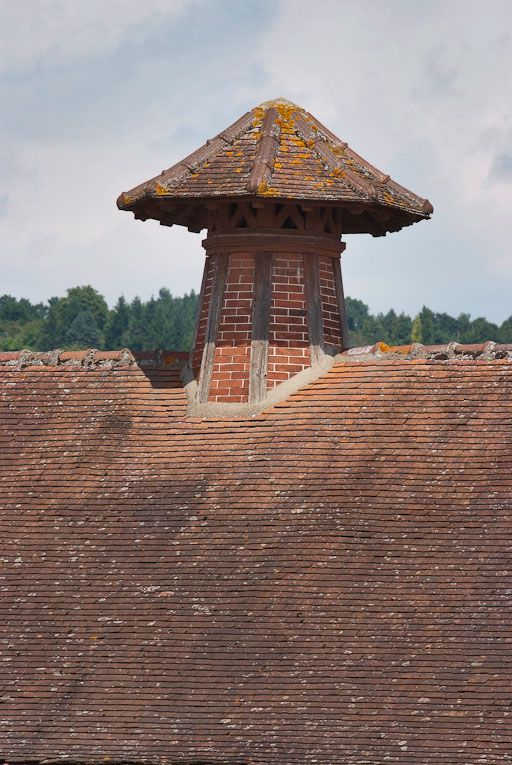 Bâtiment à droite de l'entrée de la cour : détail de la 1ère souche de cheminée de ventilation. © Pierre-Marie Barbe-Richaud / Région Bourgogne-Franche-Comté, Inventaire du patrimoine - 2008