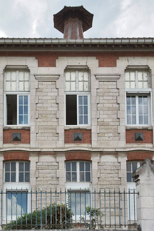 Bâtiment à droite de l'entrée de la cour : détail de l'élévation sur le quai. © Pierre-Marie Barbe-Richaud / Région Bourgogne-Franche-Comté, Inventaire du patrimoine - 2008