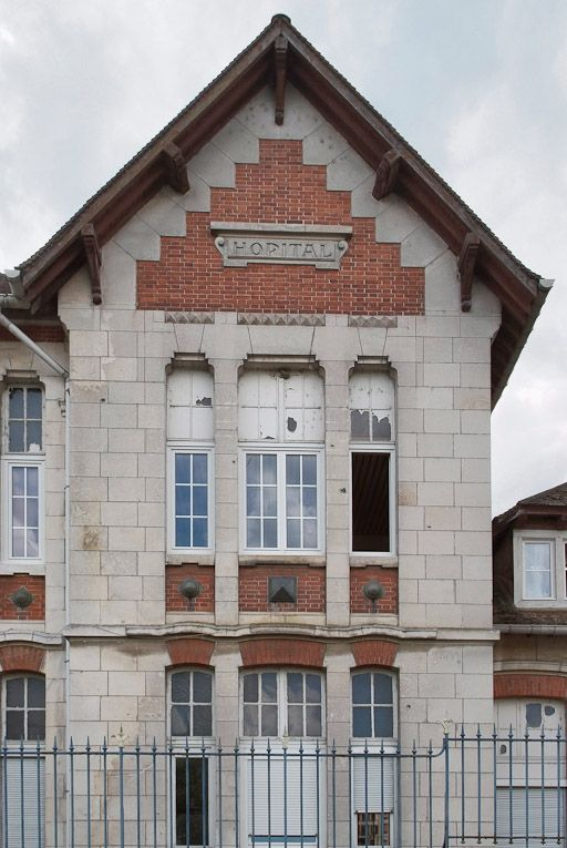 Bâtiment à droite de l'entrée de la cour : mur-pignon. © Pierre-Marie Barbe-Richaud / Région Bourgogne-Franche-Comté, Inventaire du patrimoine - 2008