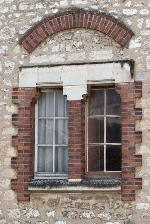 Petite construction, vestige du premier hôpital : fenêtres remaniées. © Pierre-Marie Barbe-Richaud / Région Bourgogne-Franche-Comté, Inventaire du patrimoine - 2008
