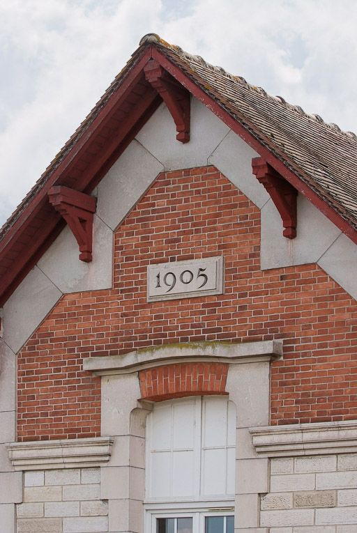 Bâtiment à gauche de l'entrée de la cour : détail du pignon. © Pierre-Marie Barbe-Richaud / Région Bourgogne-Franche-Comté, Inventaire du patrimoine - 2008