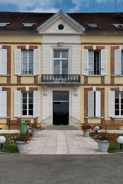 Travée centrale de la façade du bâtiment principal. © Pierre-Marie Barbe-Richaud / Région Bourgogne-Franche-Comté, Inventaire du patrimoine - 2008