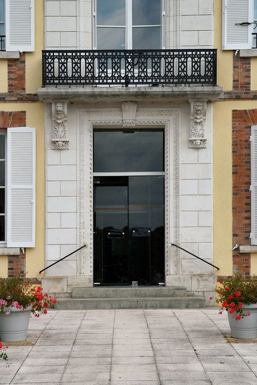 Porte d'entrée du bâtiment principal. © Pierre-Marie Barbe-Richaud / Région Bourgogne-Franche-Comté, Inventaire du patrimoine - 2008