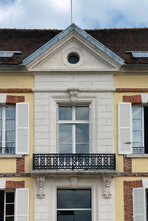 Travée centrale de la façade du bâtiment principal, détail. © Pierre-Marie Barbe-Richaud / Région Bourgogne-Franche-Comté, Inventaire du patrimoine - 2008