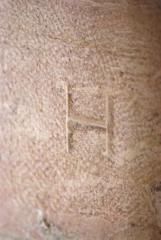 Marque de tâcheron de l'arrière cuisine. © Pierre-Marie Barbe-Richaud / Région Bourgogne-Franche-Comté, Inventaire du patrimoine - 2009