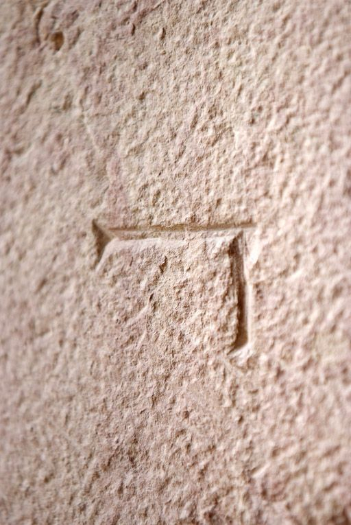 Marque de tâcheron de l'arrière cuisine. © Pierre-Marie Barbe-Richaud / Région Bourgogne-Franche-Comté, Inventaire du patrimoine - 2009