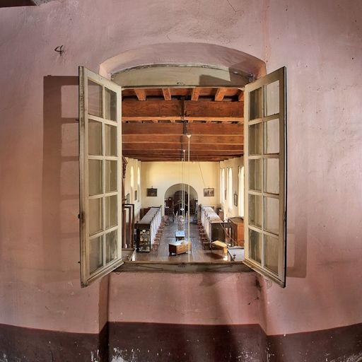 Couloir du dortoir : fenêtre de surveillance donnant sur la salle des femmes. © Pierre-Marie Barbe-Richaud / Région Bourgogne-Franche-Comté, Inventaire du patrimoine - 2009