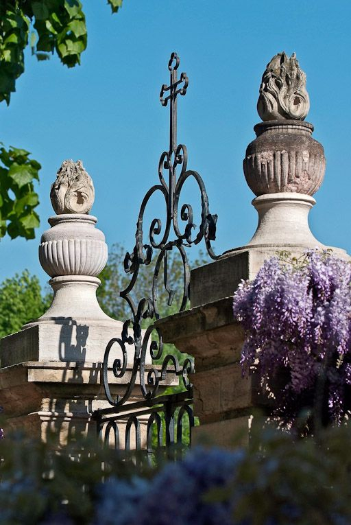 Pots à feu du portail d'entrée. © Pierre-Marie Barbe-Richaud / Région Bourgogne-Franche-Comté, Inventaire du patrimoine - 2009