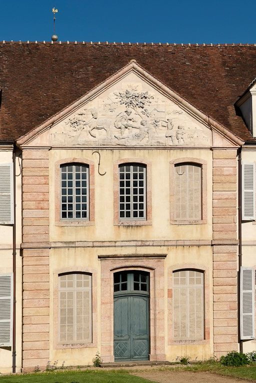 Avant-corps de l'aile gauche avec fronton orné du Bon Samaritain. © Pierre-Marie Barbe-Richaud / Région Bourgogne-Franche-Comté, Inventaire du patrimoine - 2009