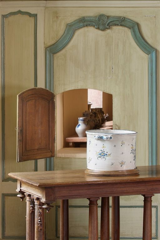 Réfectoire des soeurs, détail : le passe-plat. © Pierre-Marie Barbe-Richaud / Région Bourgogne-Franche-Comté, Inventaire du patrimoine - 2009