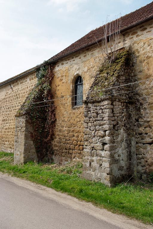 Chapelle : fenêtre entre le premier et le deuxième contrefort du mur de long-pan sur rue. © Pierre-Marie Barbe-Richaud / Région Bourgogne-Franche-Comté, Inventaire du patrimoine - 2009