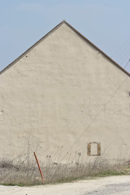 Mur-pignon du bâtiment à droite du portail d'entrée. © Pierre-Marie Barbe-Richaud / Région Bourgogne-Franche-Comté, Inventaire du patrimoine - 2009