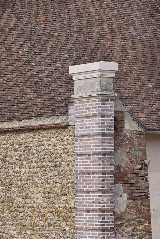 Pilier gauche du portail. © Pierre-Marie Barbe-Richaud / Région Bourgogne-Franche-Comté, Inventaire du patrimoine - 2009