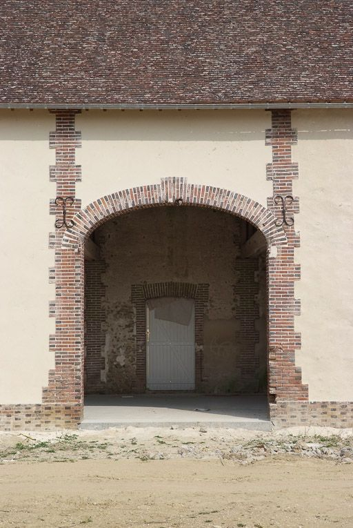 Bâtiment avec appentis à gauche dans la cour, porte charretière. © Pierre-Marie Barbe-Richaud / Région Bourgogne-Franche-Comté, Inventaire du patrimoine - 2009