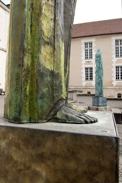 Détail de la signature (figure centrale). © Jean-Luc Duthu / Région Bourgogne-Franche-Comté, Inventaire du patrimoine - 2009