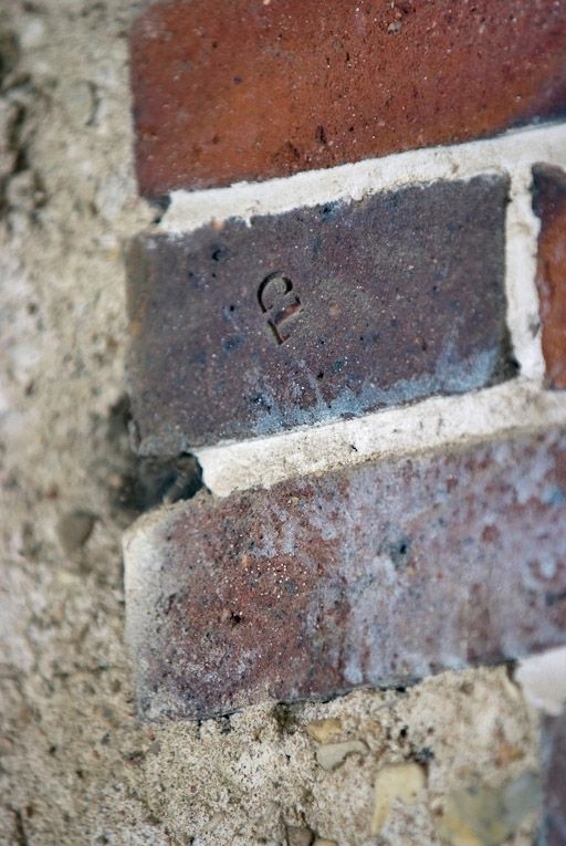 Détail de mise en oeuvre : brique avec marque CL (2e bâtiment gauche). © Pierre-Marie Barbe-Richaud / Région Bourgogne-Franche-Comté, Inventaire du patrimoine - 2009