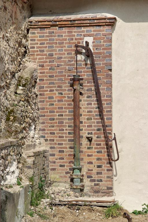 Pompe à bras, à côté du portail d'entrée. © Pierre-Marie Barbe-Richaud / Région Bourgogne-Franche-Comté, Inventaire du patrimoine - 2009