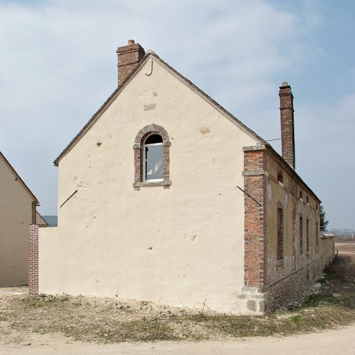 Mur-pignon et façade postérieure du bâtiment à droite en entrant. © Pierre-Marie Barbe-Richaud / Région Bourgogne-Franche-Comté, Inventaire du patrimoine - 2009