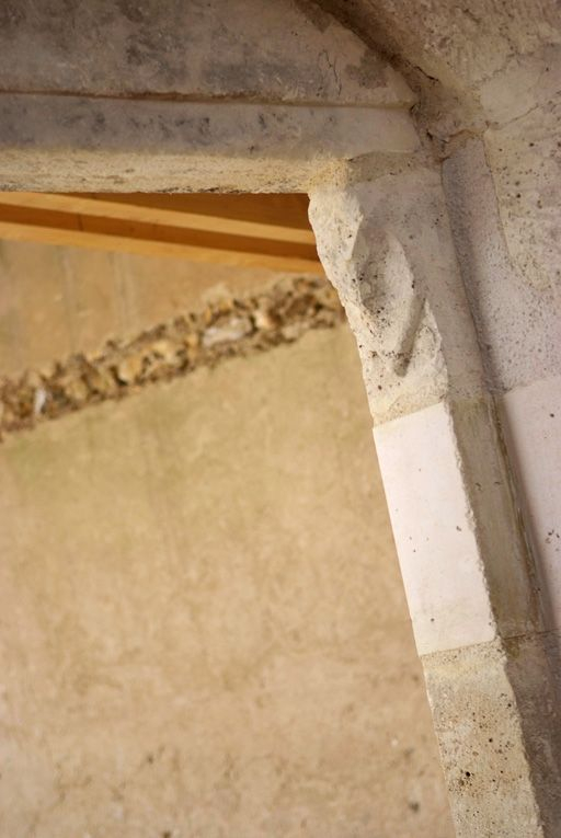 Détail du coussinet de l'ouverture dans le mur sud de la chapelle. © Pierre-Marie Barbe-Richaud / Région Bourgogne-Franche-Comté, Inventaire du patrimoine - 2009