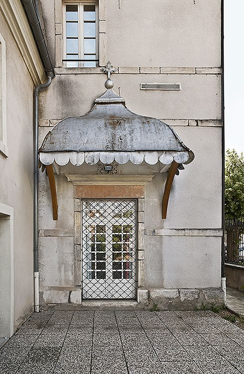 Cour d'angle sur rue : porte sous auvent. © Pierre-Marie Barbe-Richaud / Région Bourgogne-Franche-Comté, Inventaire du patrimoine - 2010