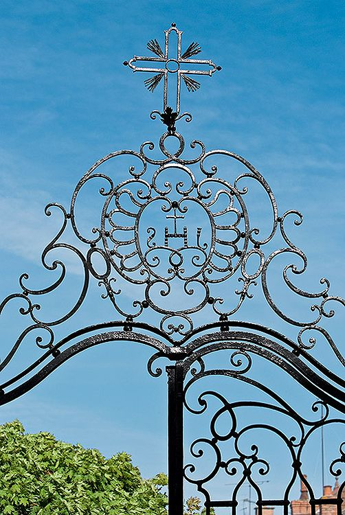 Cour d'angle sur rue : détail du couronnement du portail en fer forgé. © Pierre-Marie Barbe-Richaud / Région Bourgogne-Franche-Comté, Inventaire du patrimoine - 2010